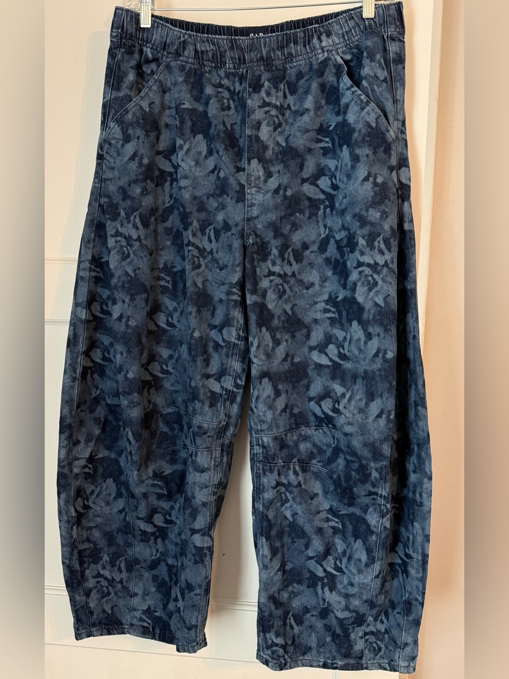 GAP Blue Floral Mid Waist UltraSoft Easy Horseshoe Jeans Size Large EUC